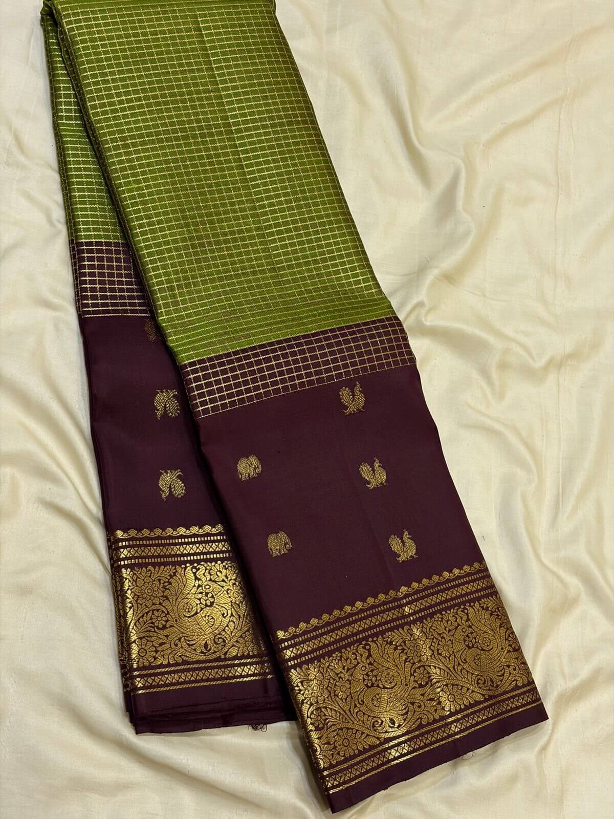 Woebegone Green Soft Silk Saree With Sonorous Blouse Piece