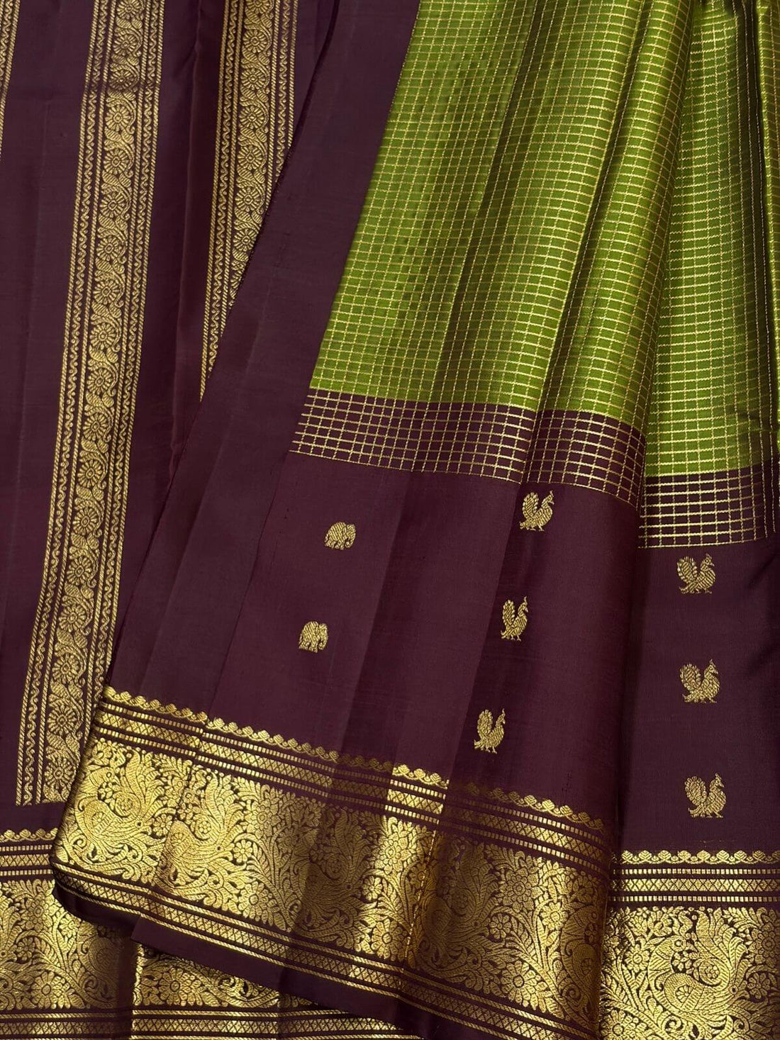 Woebegone Green Soft Silk Saree With Sonorous Blouse Piece