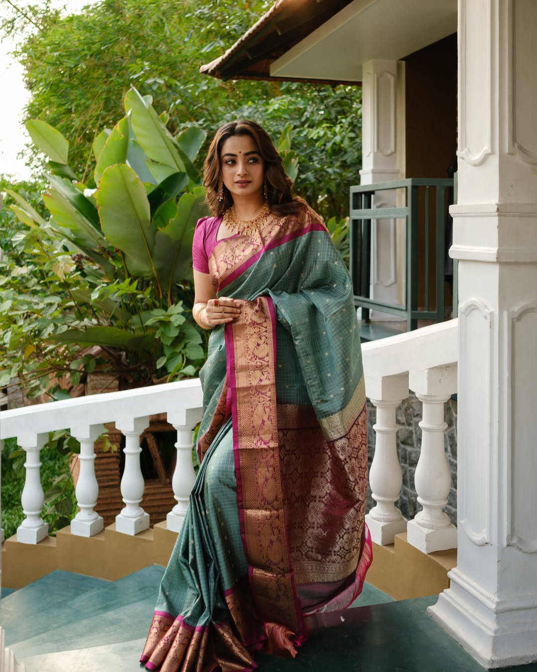 Dissemble Sea Green Soft Silk Saree With Pleasant Blouse Piece