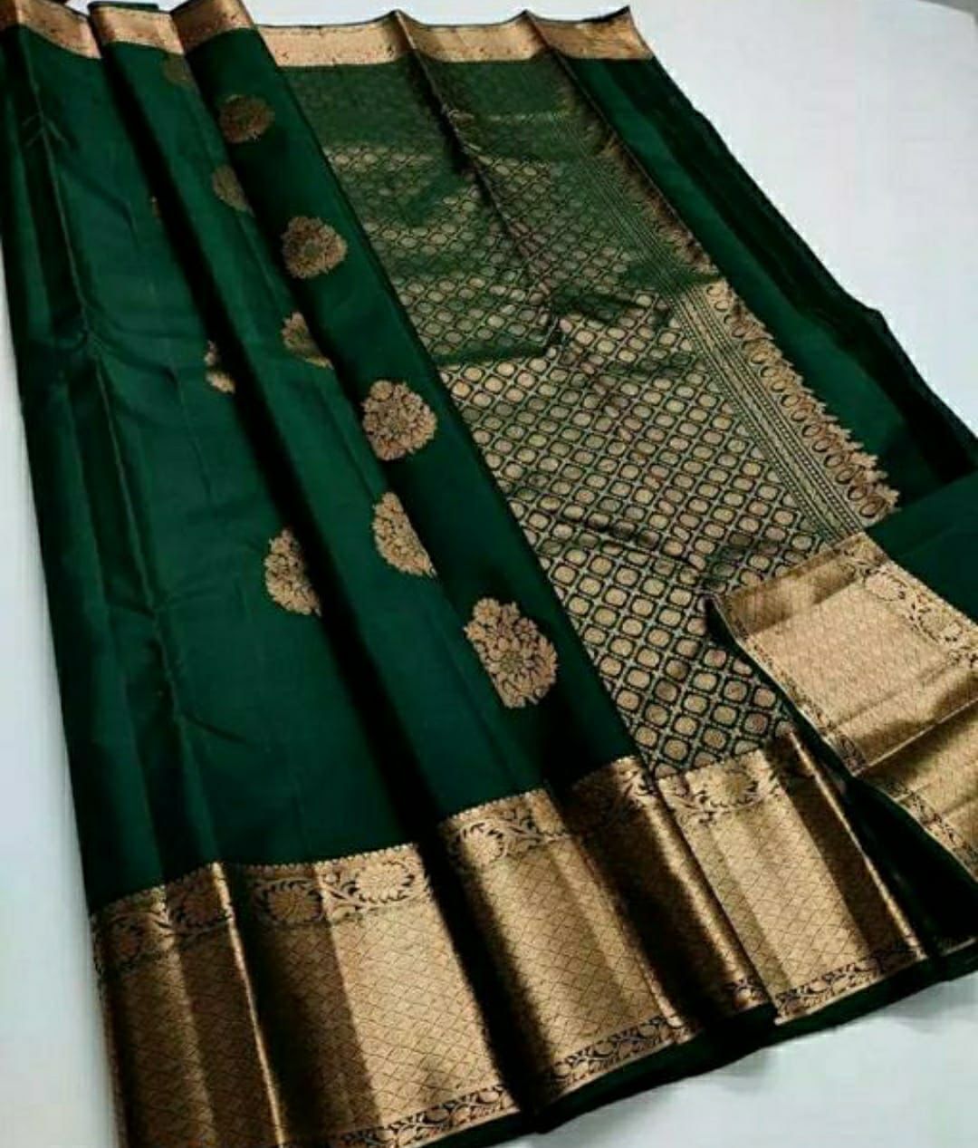Imbrication Dark Green Soft Silk Saree With Desirable Blouse Piece