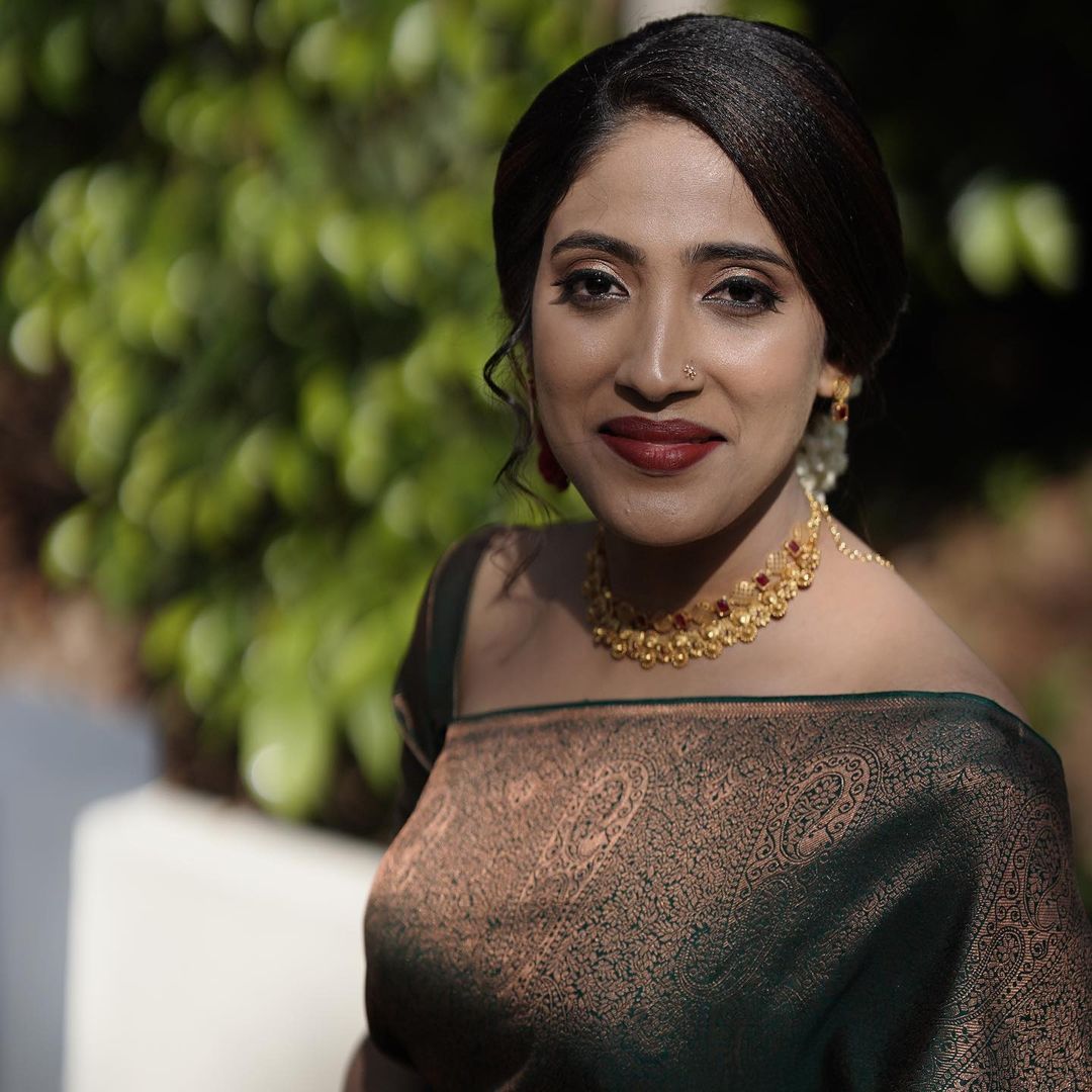 Beautiful Dark Green Soft Silk Saree With Adorable Blouse Piece