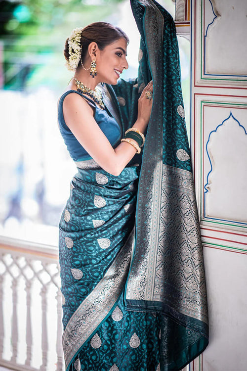 Load image into Gallery viewer, Chatoyant Rama Soft Silk Saree With Gossamer Blouse Piece
