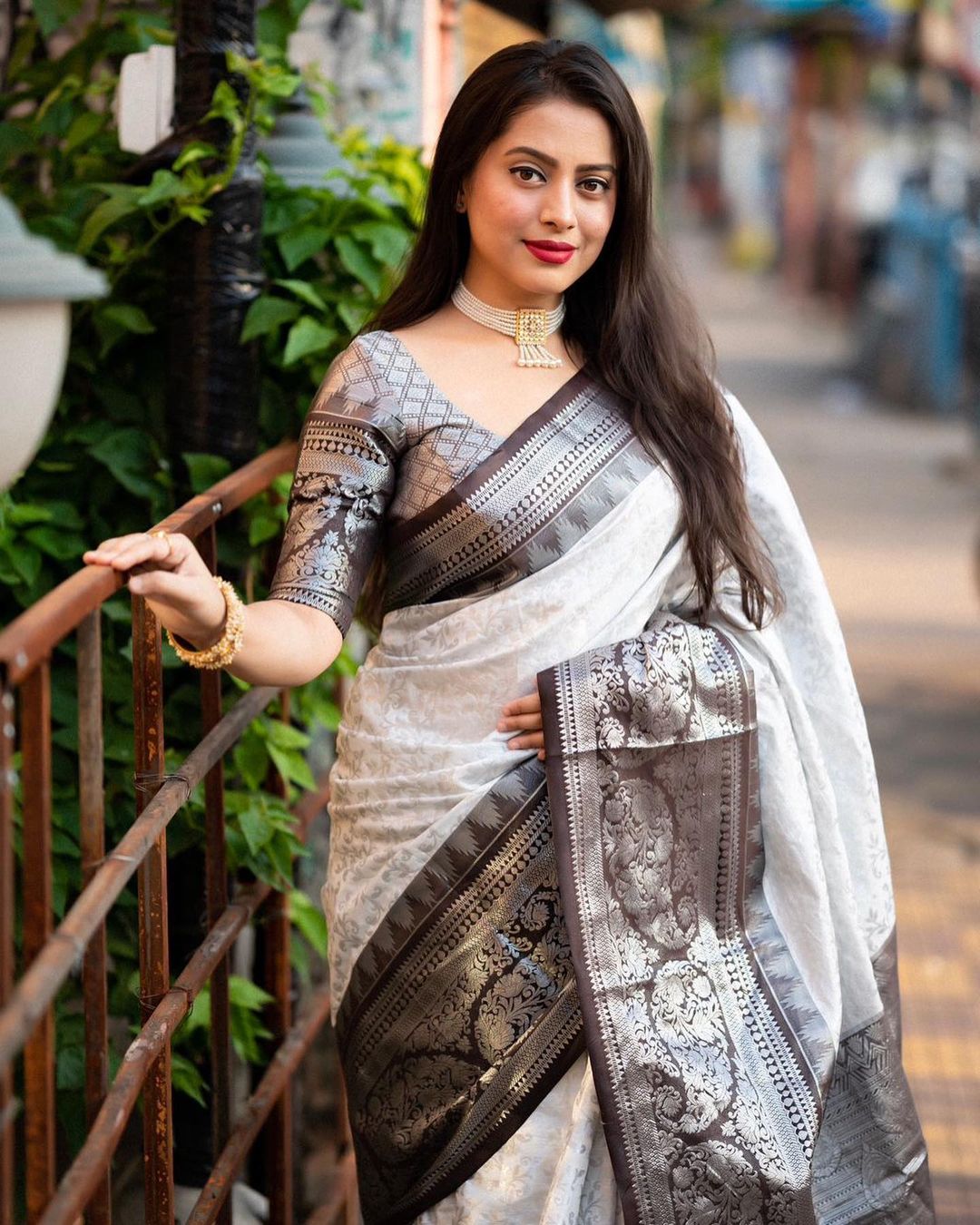 Flattering Off White Soft Silk Saree With Attractive Blouse Piece