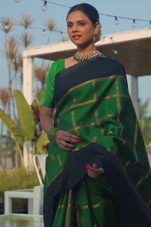 Load image into Gallery viewer, Alluring Dark Green Soft Silk Saree With Entrancing Blouse Piece
