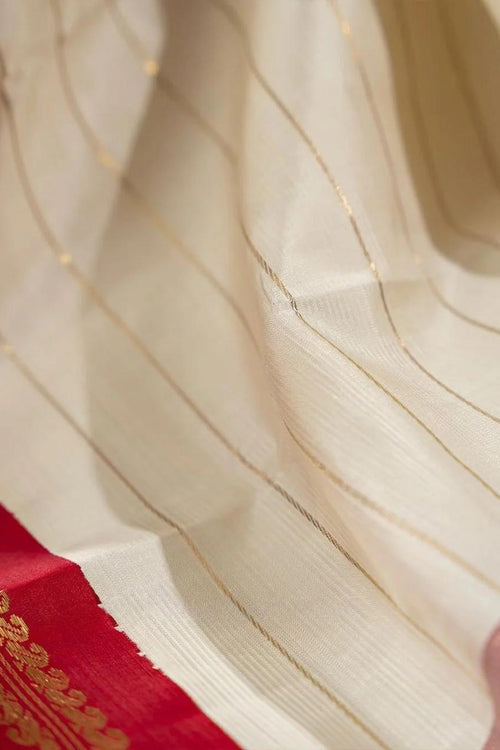 Load image into Gallery viewer, Adorning Off White Soft Silk Saree With Captivating Blouse Piece
