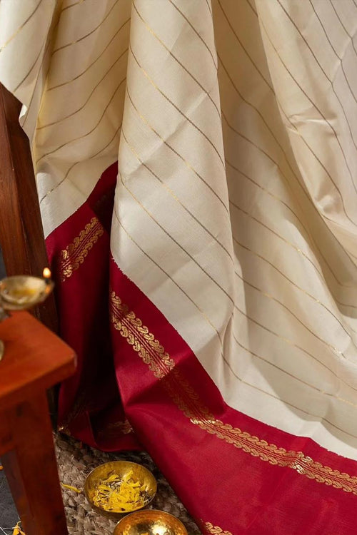 Load image into Gallery viewer, Adorning Off White Soft Silk Saree With Captivating Blouse Piece
