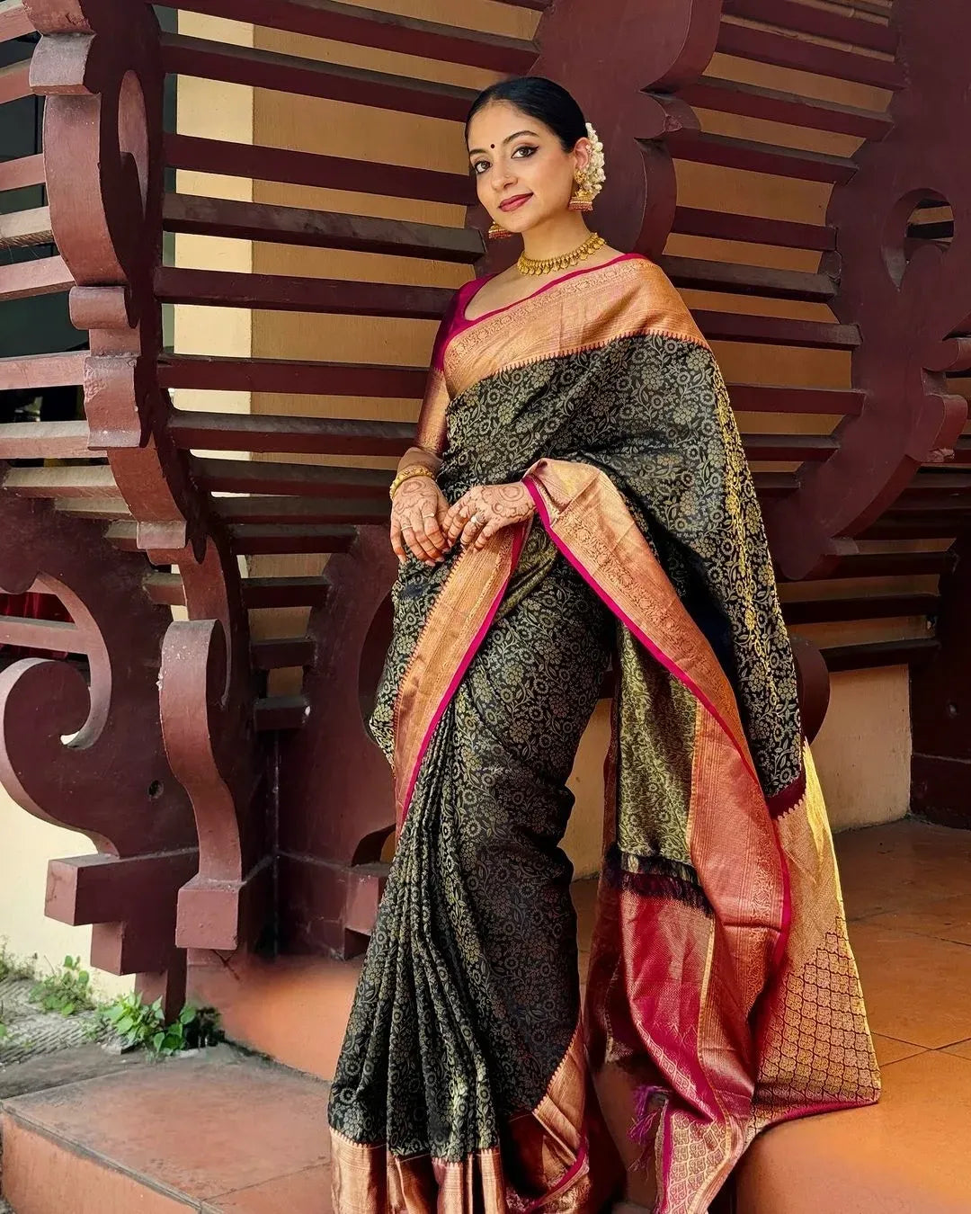 Inspiring Black Soft Silk Saree With Divine Blouse Piece