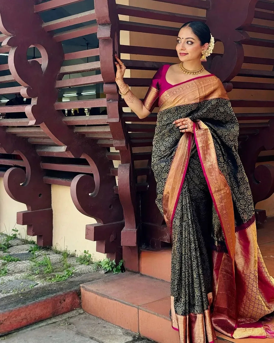 Inspiring Black Soft Silk Saree With Divine Blouse Piece