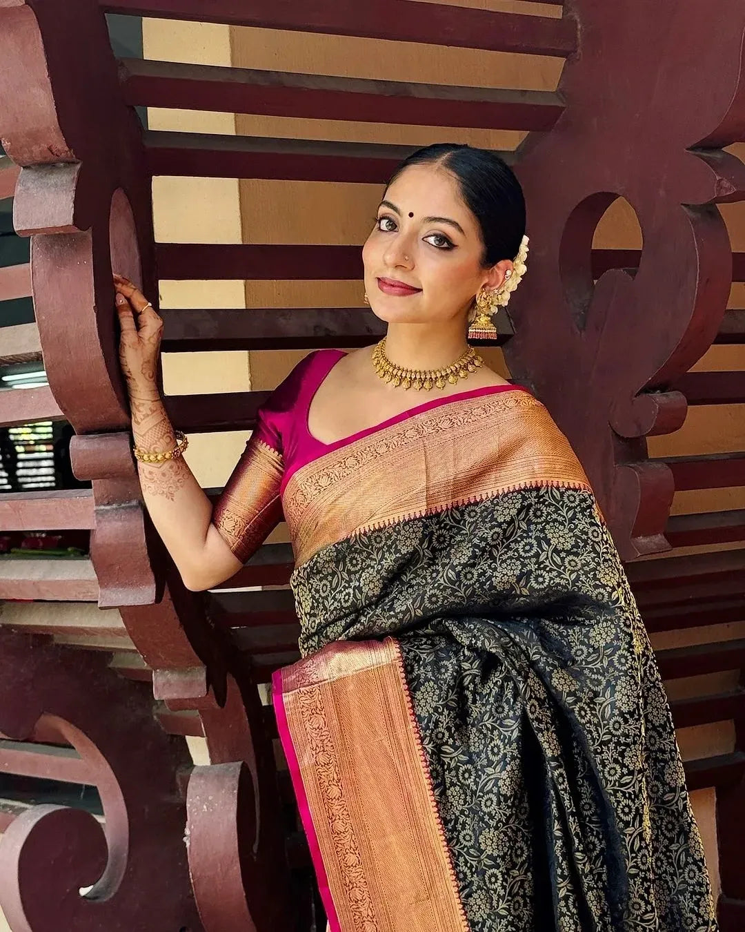 Inspiring Black Soft Silk Saree With Divine Blouse Piece