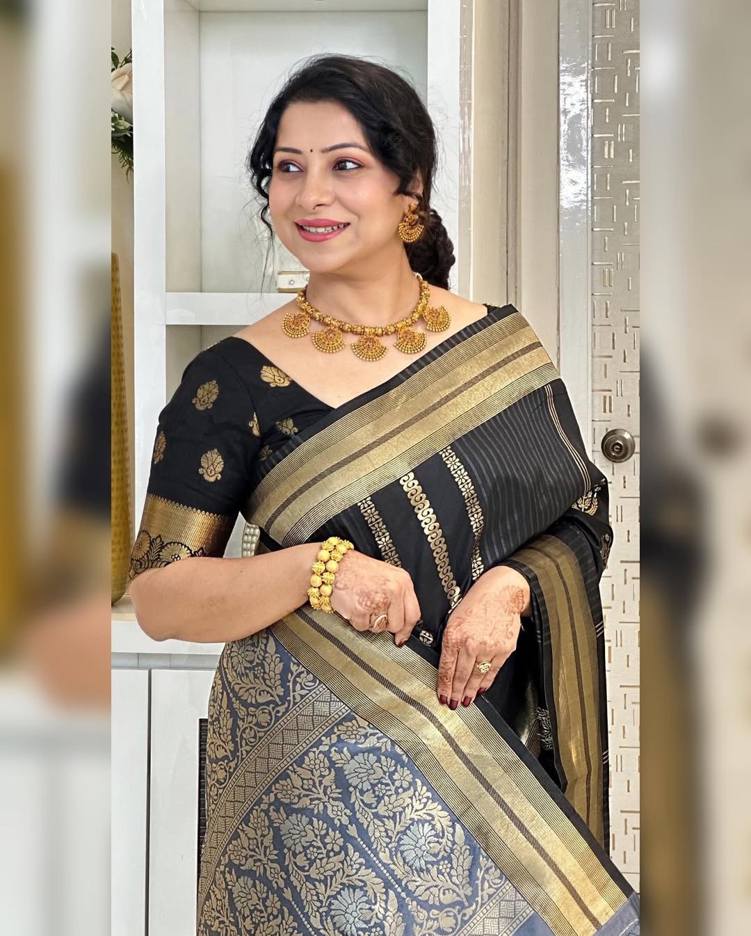 Opulent Black Soft Silk Saree With Flameboyant Blouse Piece