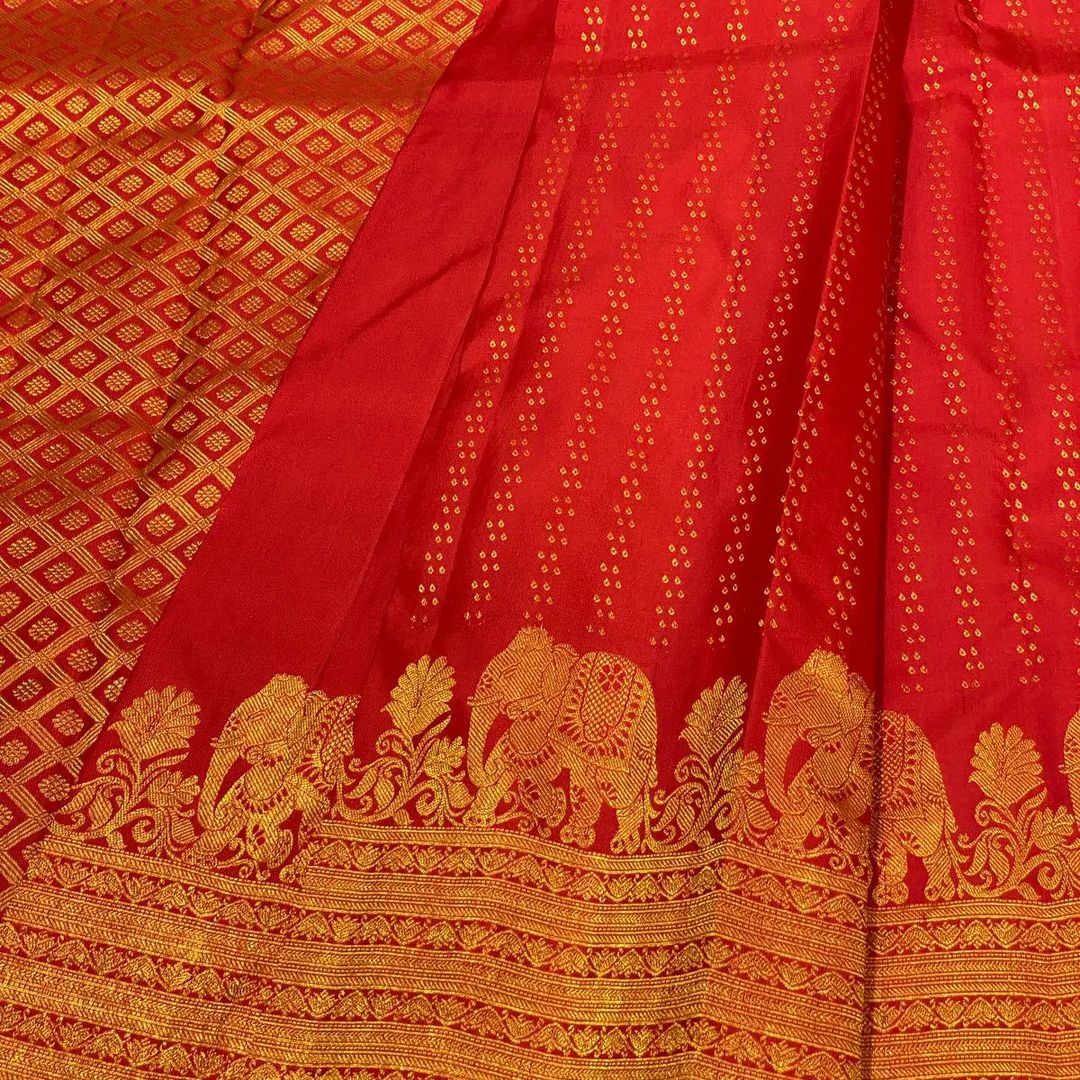 Desirable Red Soft Banarasi Silk Saree With Opulent Blouse Piece