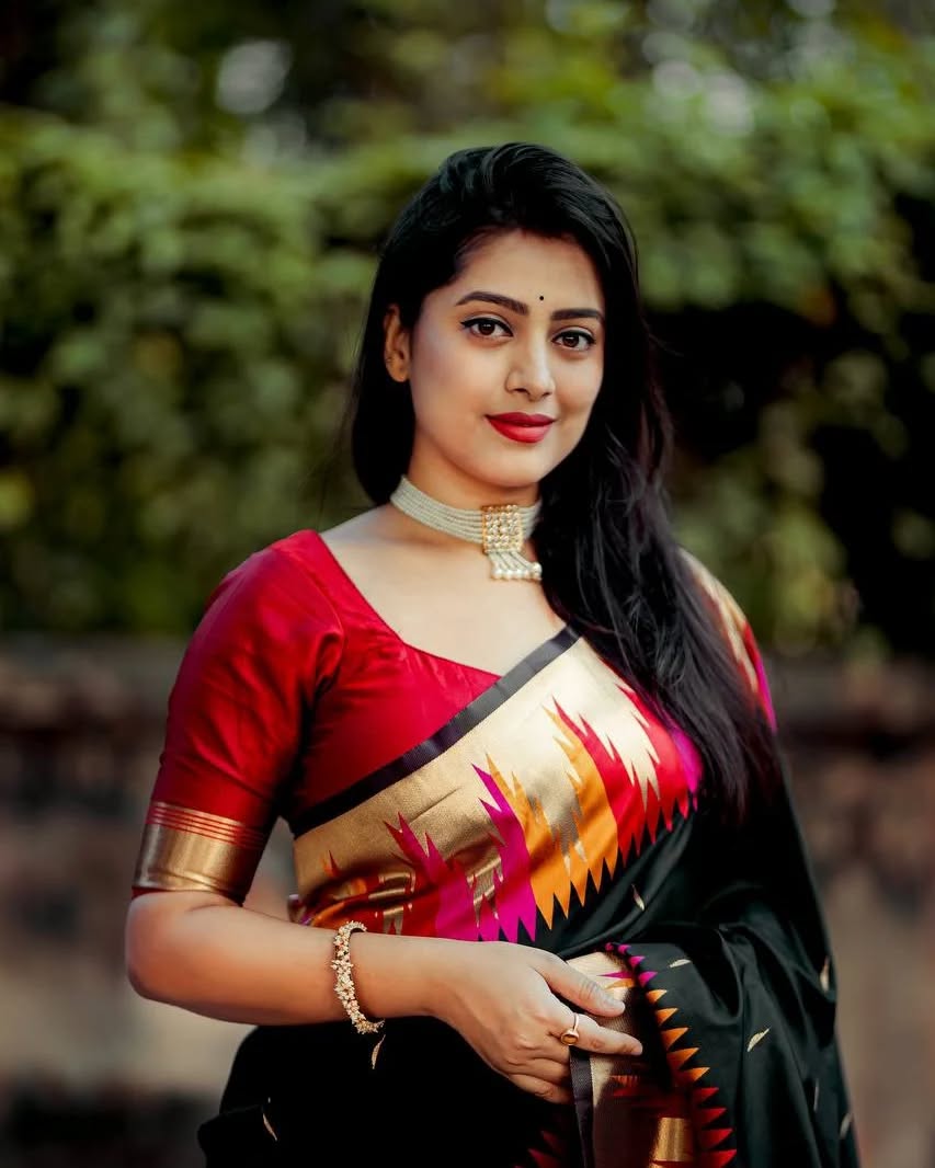 Vestigial Black Soft Silk Saree With Fragrant Blouse Piece