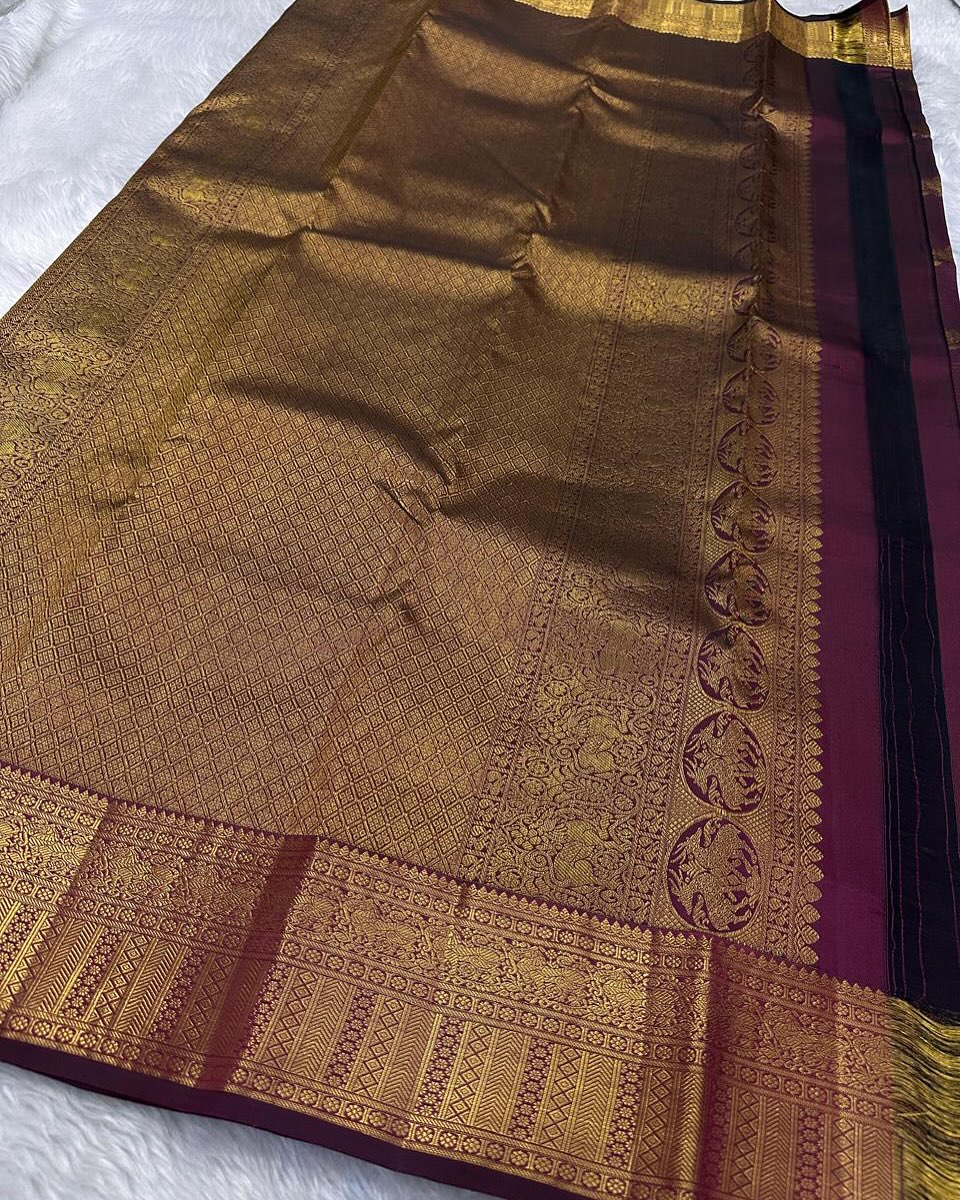 Capricious Pruple Soft Banarasi Silk Saree With Demanding Blouse Piece
