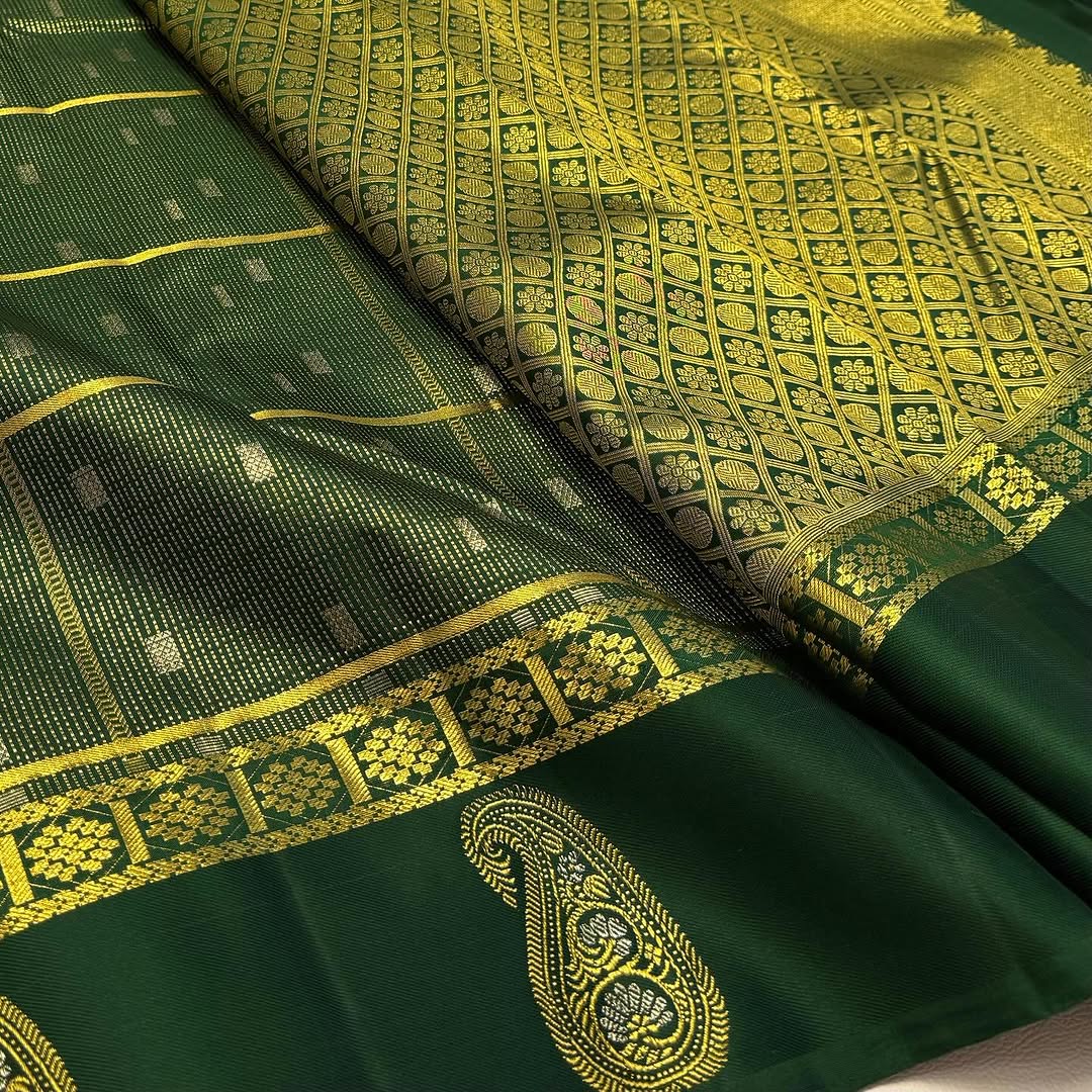Gratifying Dark Green Soft Banarasi Silk Saree With Radiant Blouse Piece