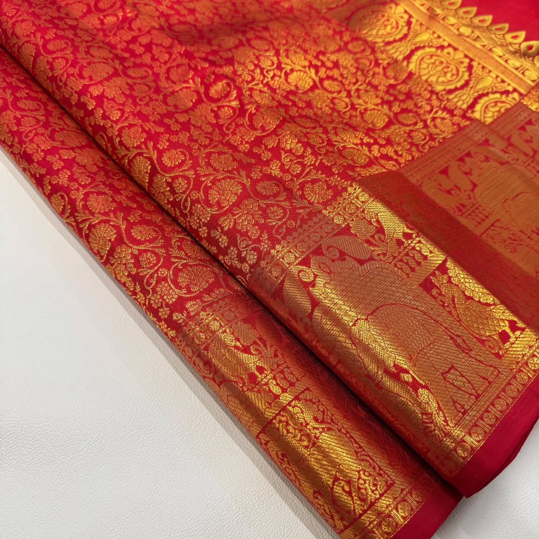 Admirable Red Soft Banarasi Silk Saree With Majestic Blouse Piece