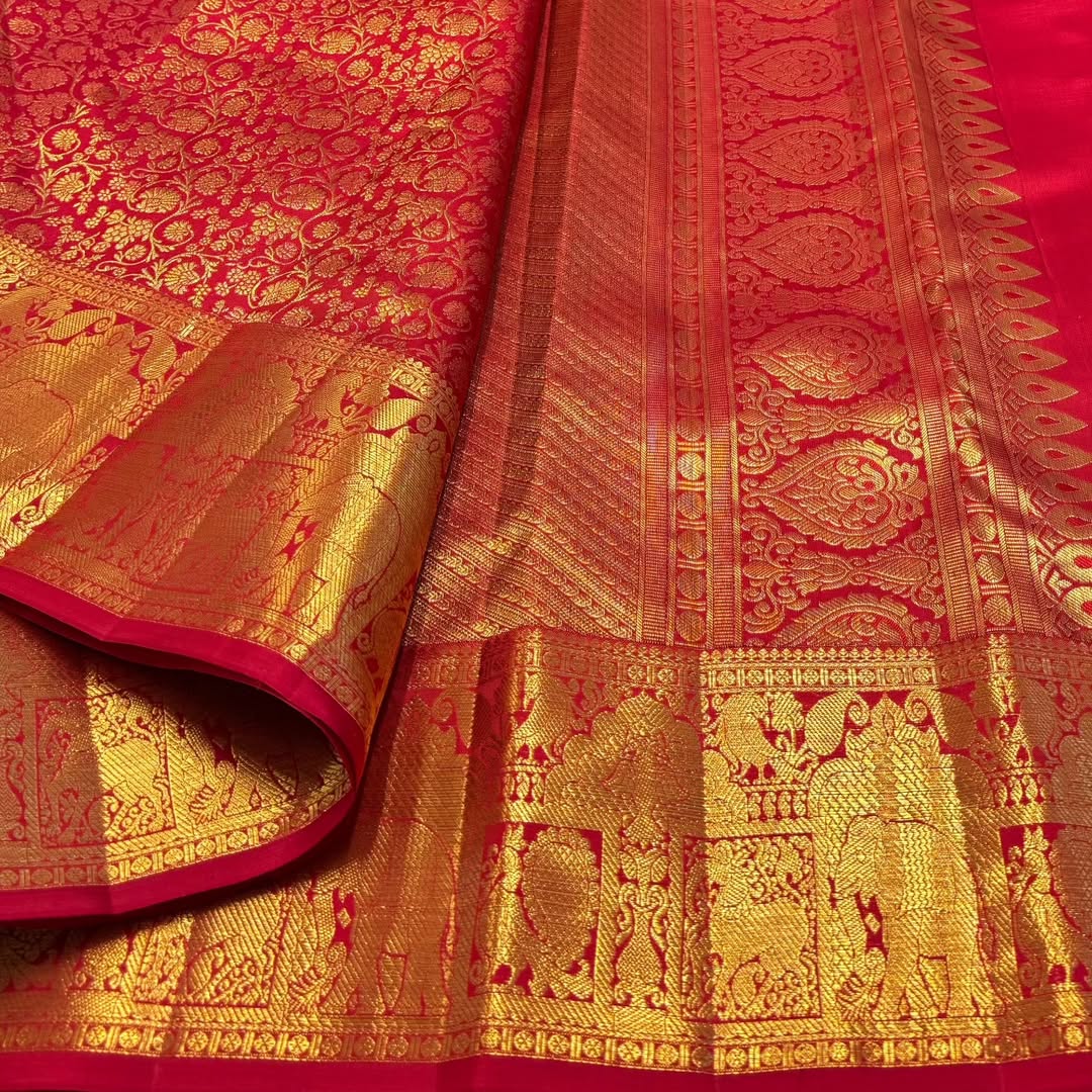 Admirable Red Soft Banarasi Silk Saree With Majestic Blouse Piece