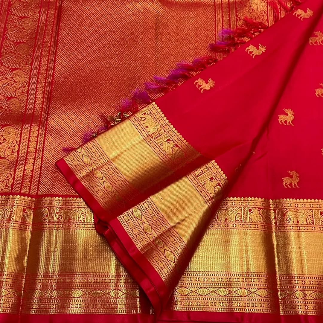 Proficient Red Soft Banarasi Silk Saree With Seraphic Blouse Piece