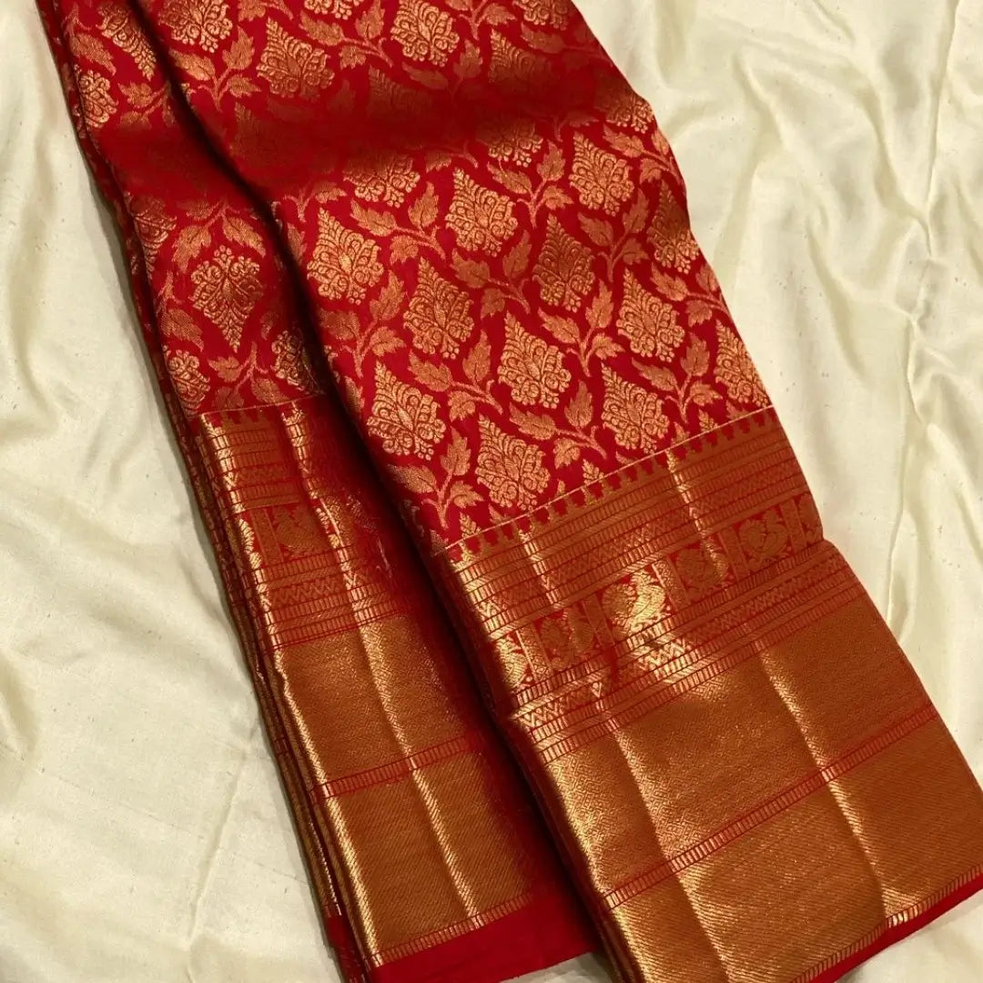 Improbable Red Soft Banarasi Silk Saree With Surpassing Blouse Piece
