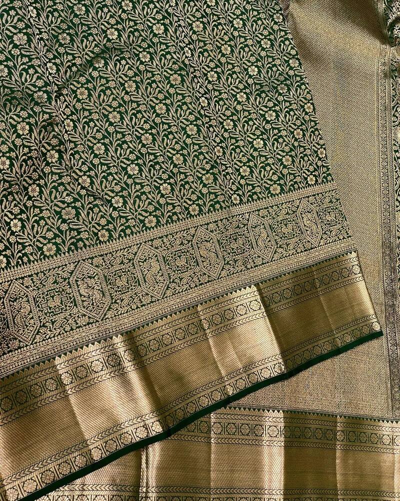 Eloquence Dark Green Soft Banarasi Silk Saree With Engrossing Blouse Piece