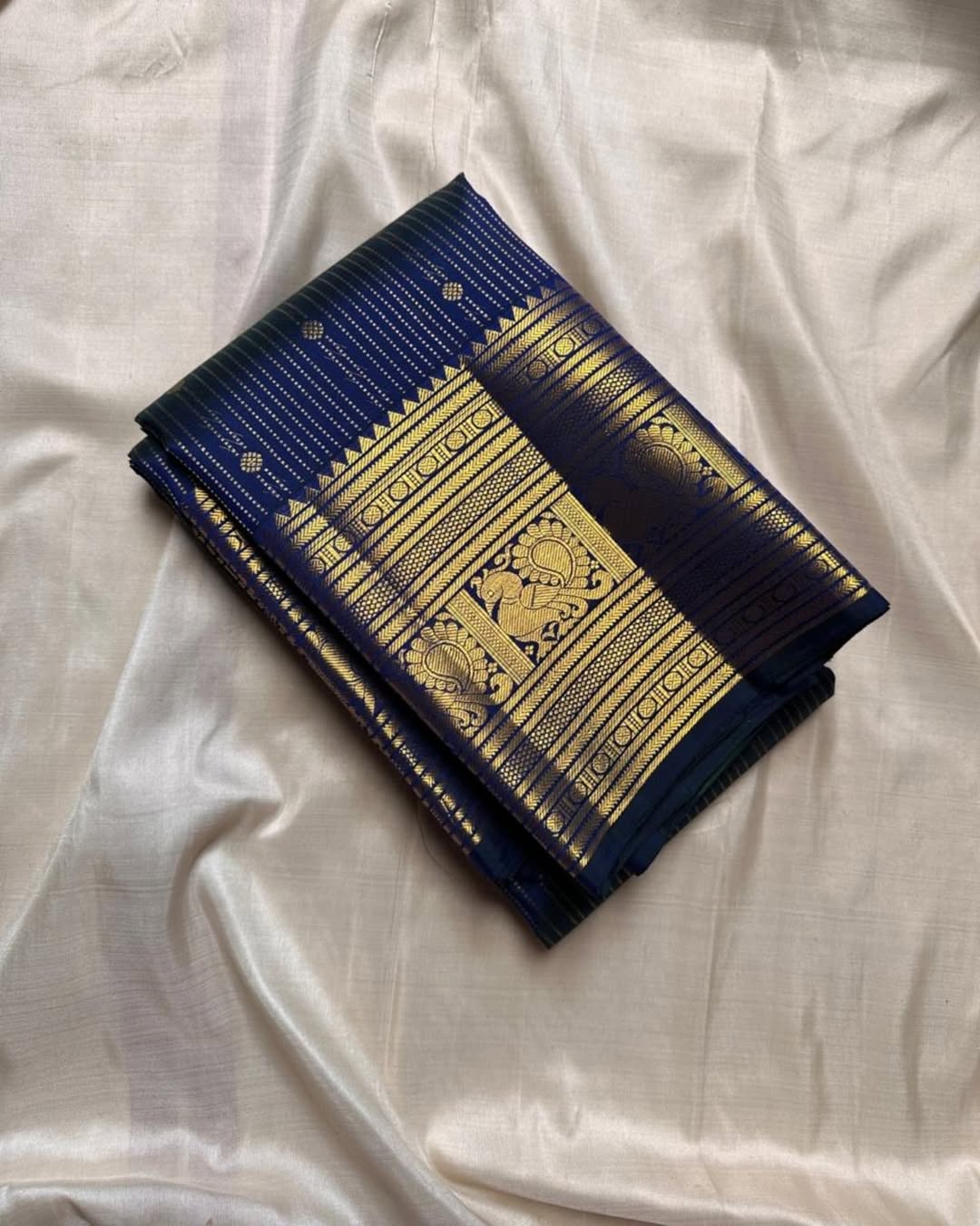 Engrossing Navy Blue Soft Banarasi Silk Saree With Gratifying Blouse Piece