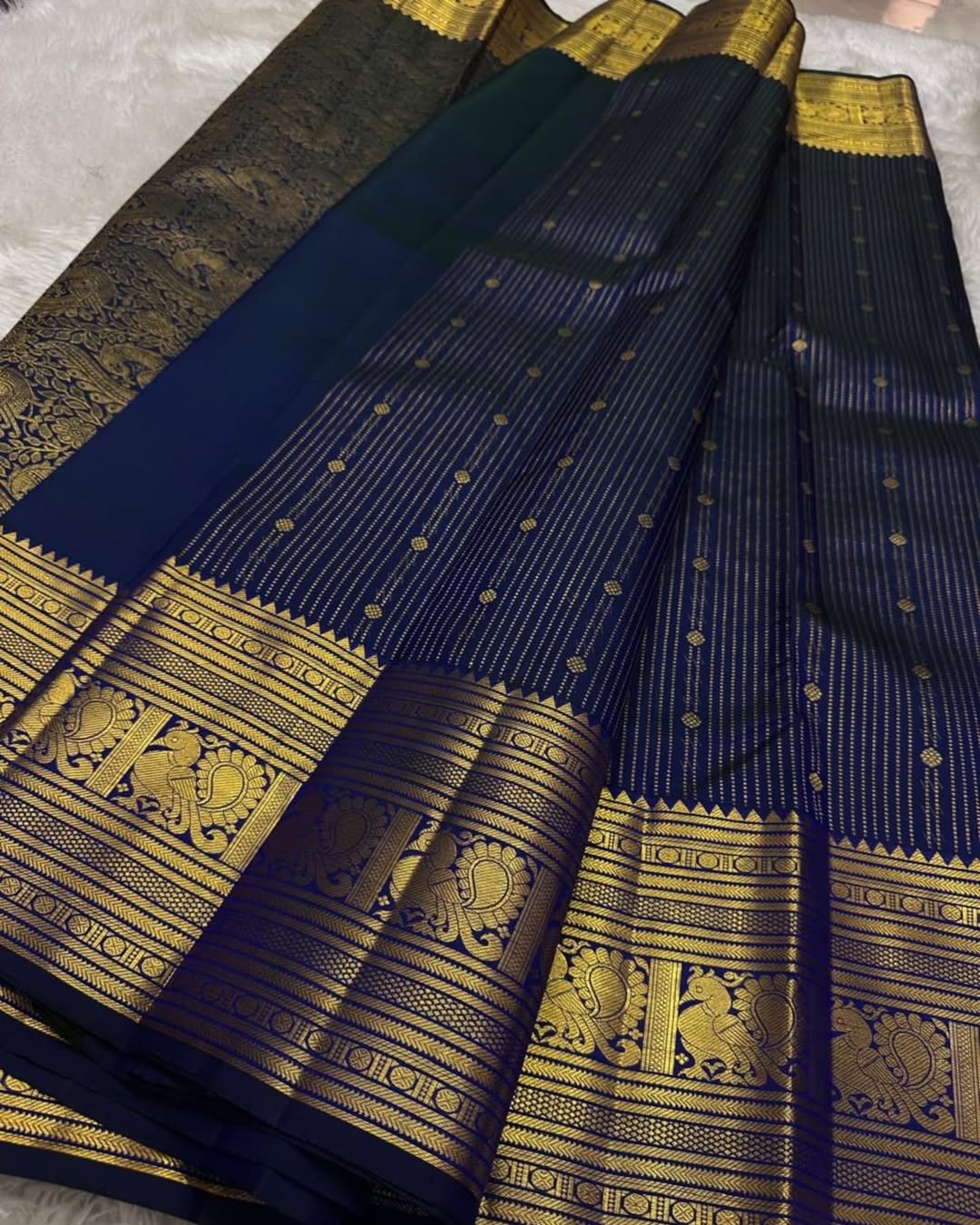 Engrossing Navy Blue Soft Banarasi Silk Saree With Gratifying Blouse Piece