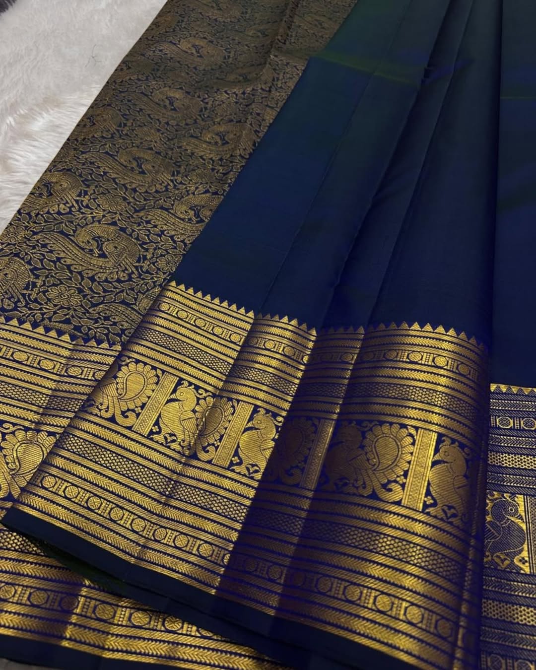 Engrossing Navy Blue Soft Banarasi Silk Saree With Gratifying Blouse Piece