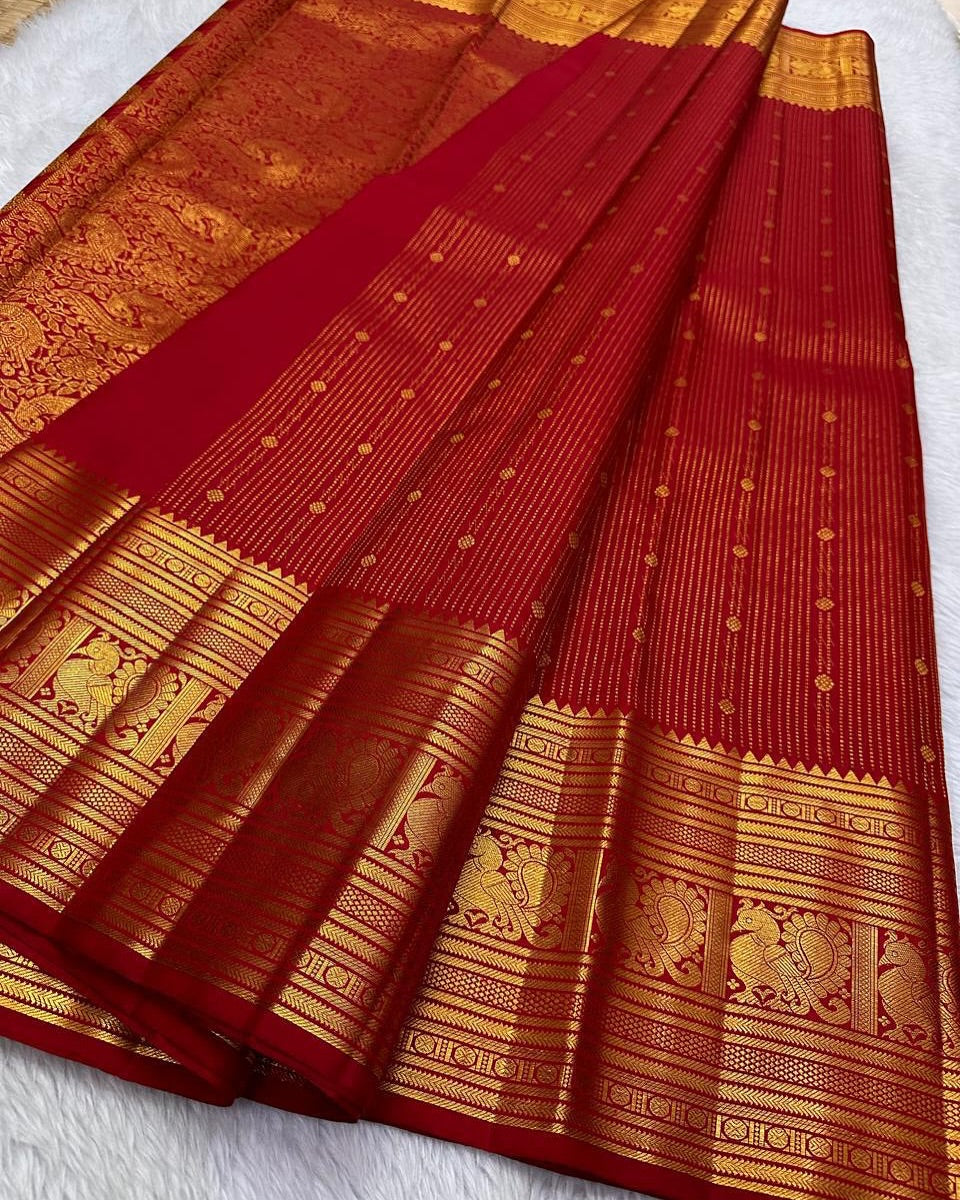 Pulsating Red Soft Banarasi Silk Saree With Conflate Blouse Piece