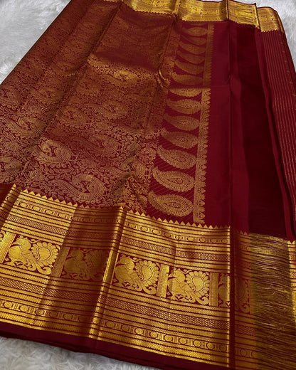 Pulsating Red Soft Banarasi Silk Saree With Conflate Blouse Piece