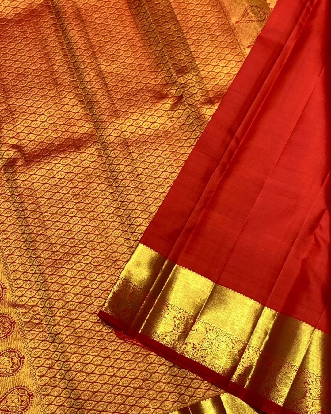 Sumptuous Red Soft Banarasi Silk Saree With Bewitching Blouse Piece