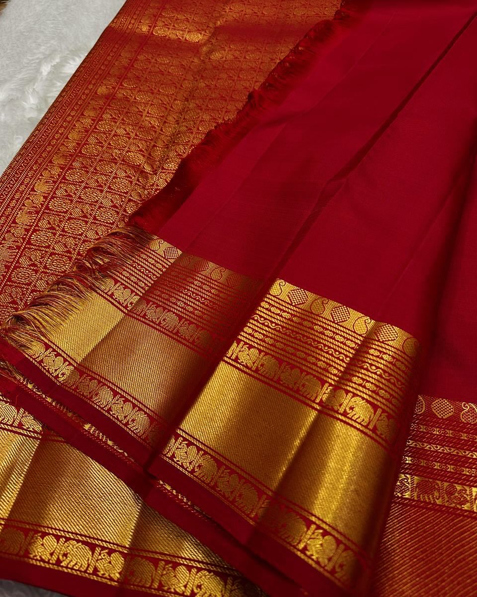 Cynosure Red Soft Banarasi Silk Saree With Marvellous Blouse Piece