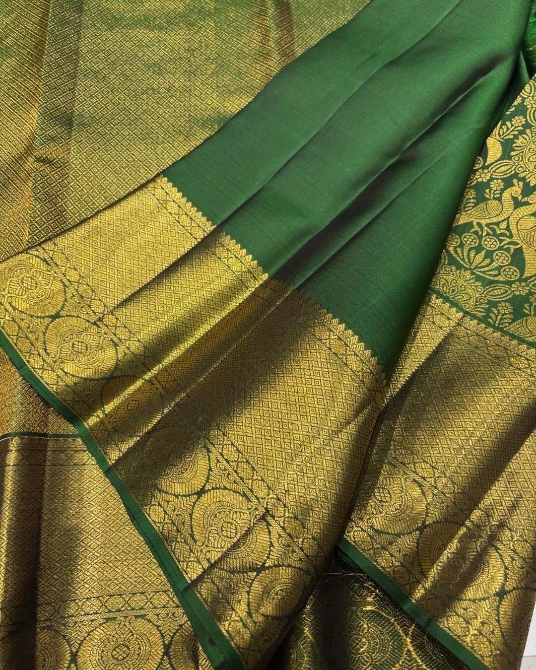 Divine Dark Green Soft Banarasi Silk Saree With Entrancing Blouse Piece