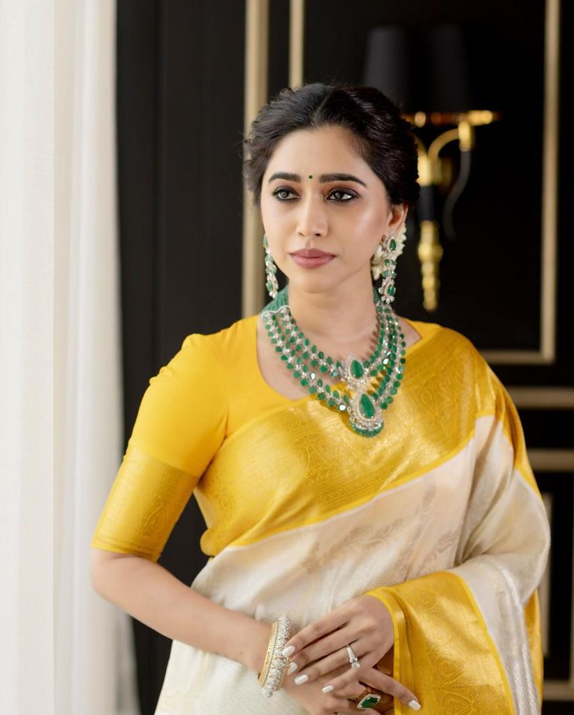 Most Stunning White Soft Silk Saree With Admirable Blouse Piece