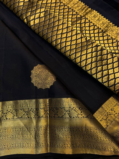Propinquity Black Pure Zari Weaving Banarasi Silk Saree With Refreshing Blouse Piece