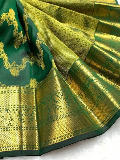 Fantabulous Dark Green Pure Zari Weaving Banarasi Silk Saree With Inspiring Blouse Piece