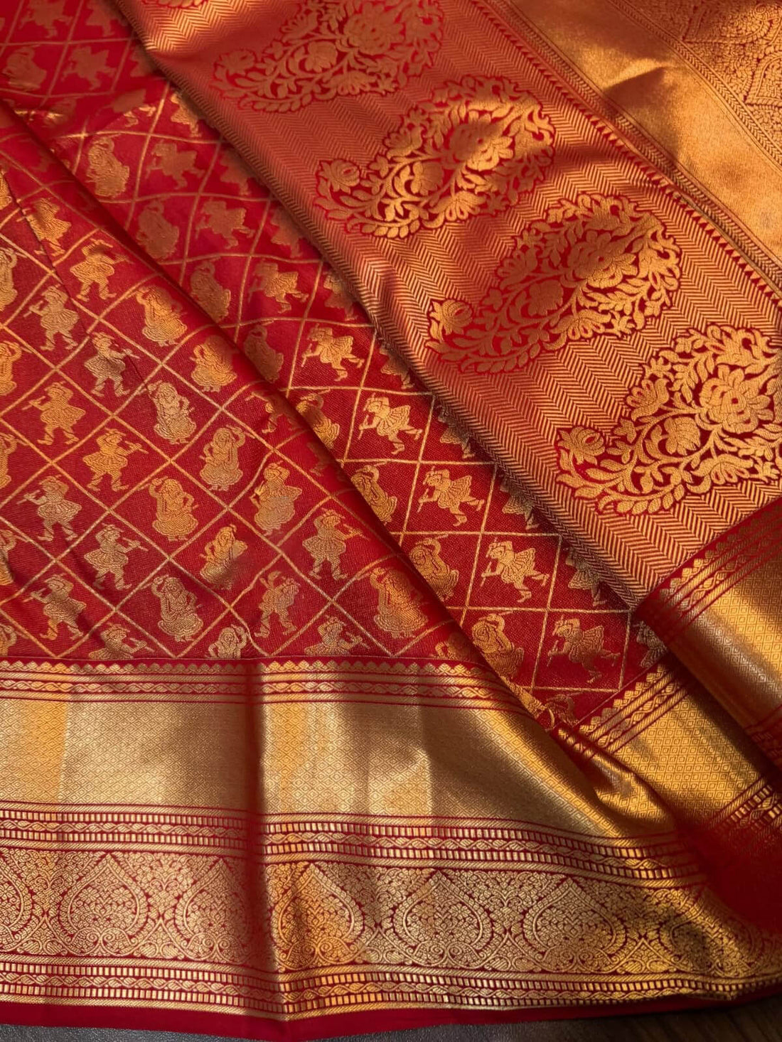 Beguiling Red Pure Zari Weaving Banarasi Silk Saree With Verdant Blouse Piece