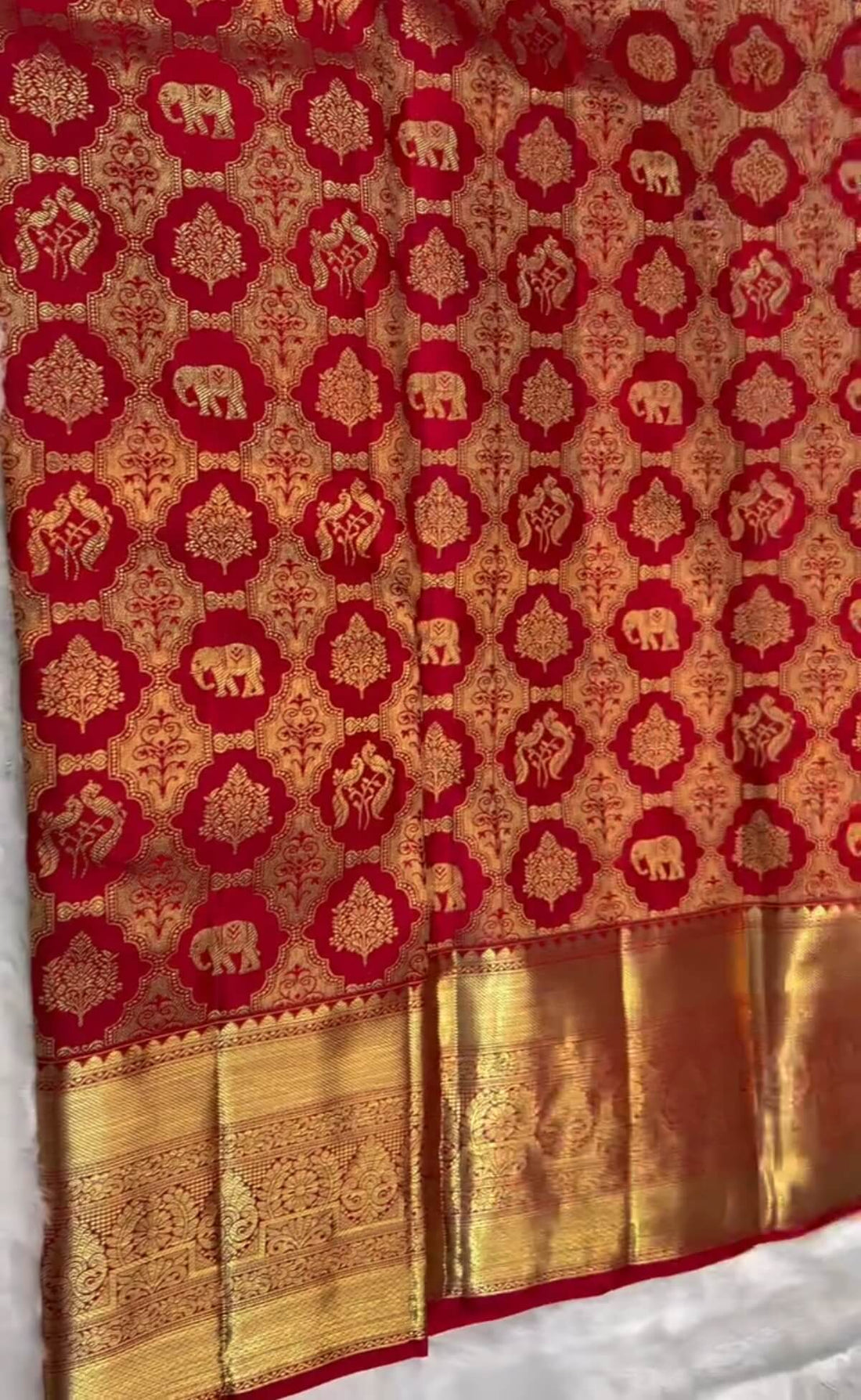 Eclat Red Pure Zari Weaving Banarasi Silk Saree With Beautiful Blouse Piece