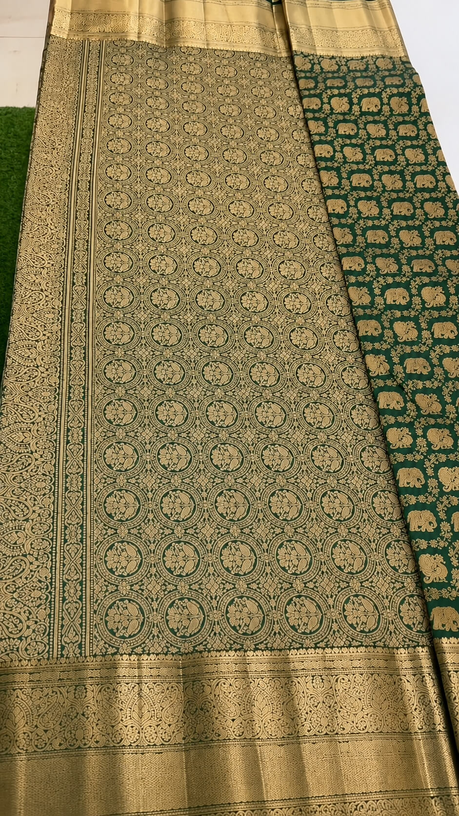 Intricate Dark Green Pure Banarasi Silk Saree With Gratifying Blouse Piece
