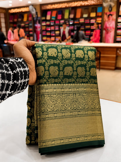Intricate Dark Green Pure Banarasi Silk Saree With Gratifying Blouse Piece