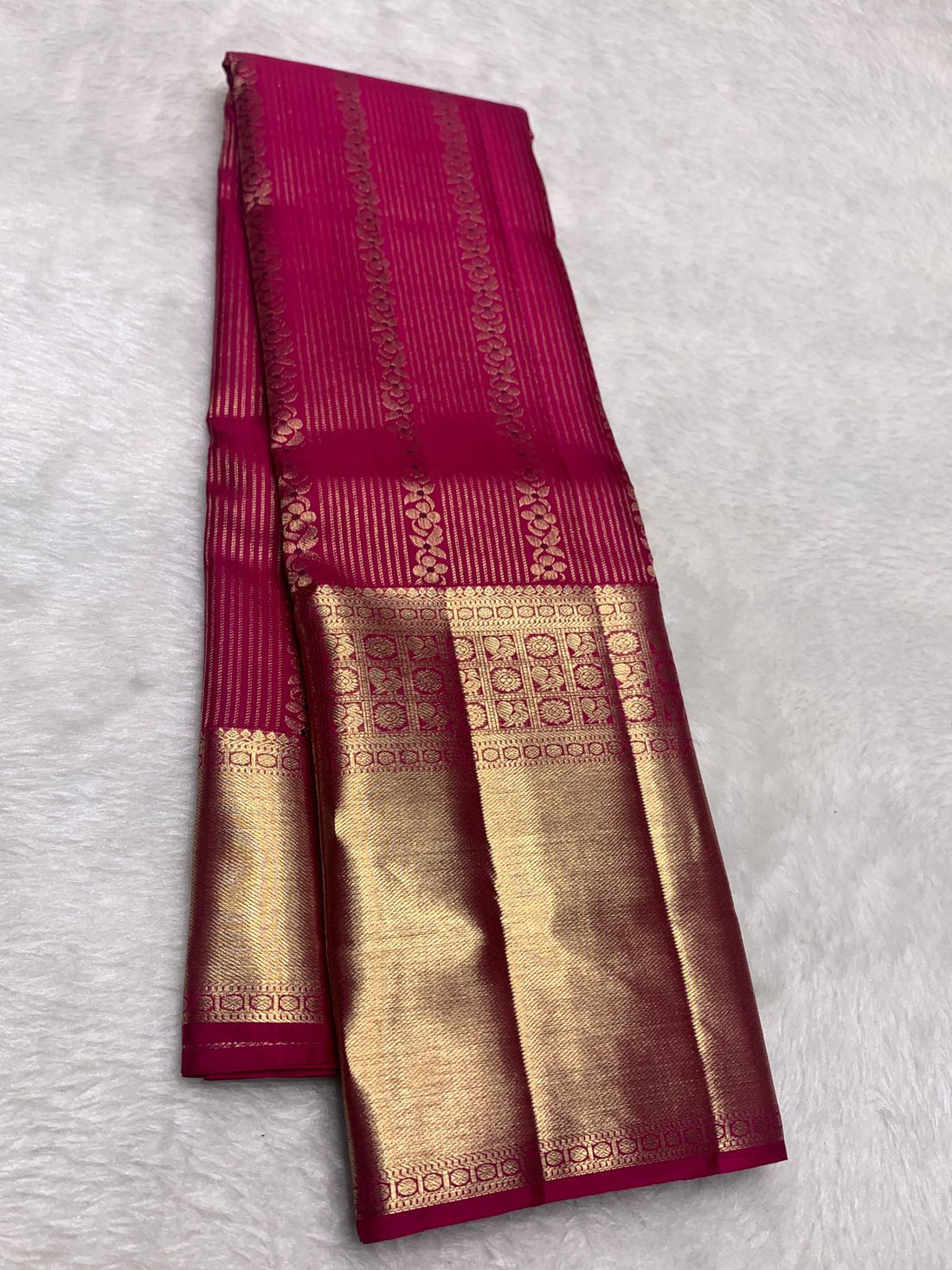 Adorning Dark Pink Pure Banarasi Silk Saree With Excellent Blouse Piece