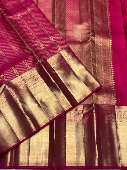 Adorning Dark Pink Pure Banarasi Silk Saree With Excellent Blouse Piece