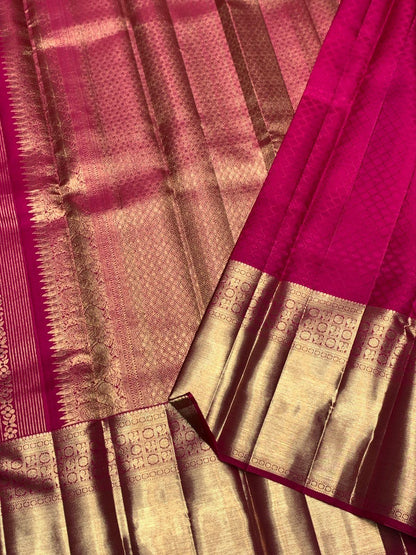 Adorning Dark Pink Pure Banarasi Silk Saree With Excellent Blouse Piece