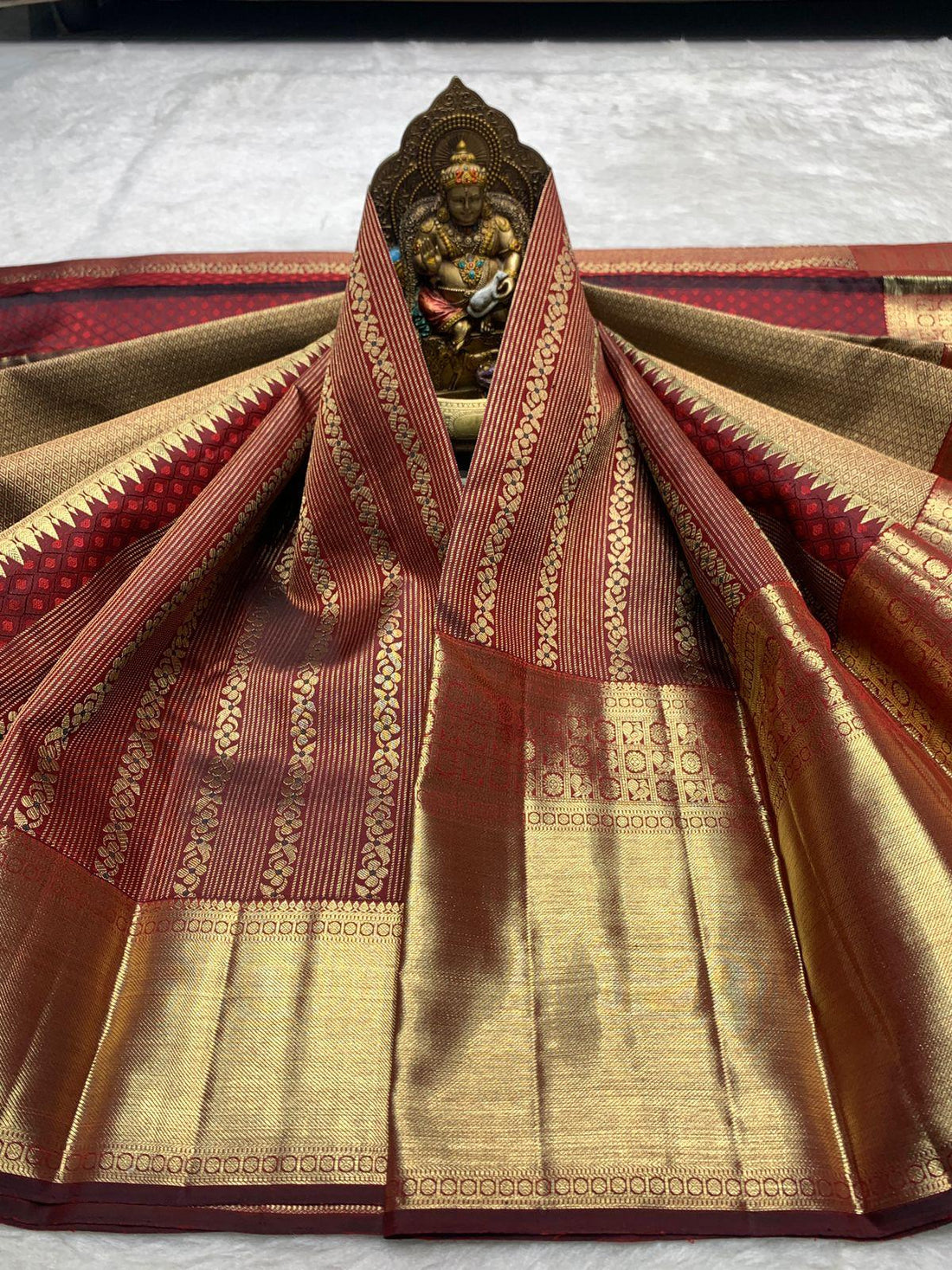 Angelic Maroon Pure Banarasi Silk Saree With Enamoring Blouse Piece