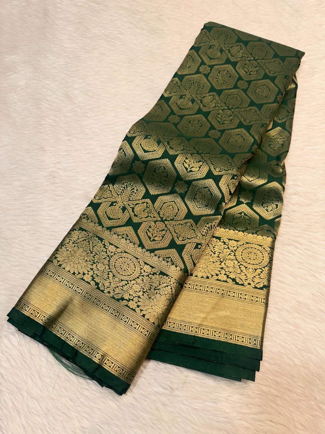 Ideal Dark Green Pure Banarasi Silk Saree With Mellifluous Blouse Piece