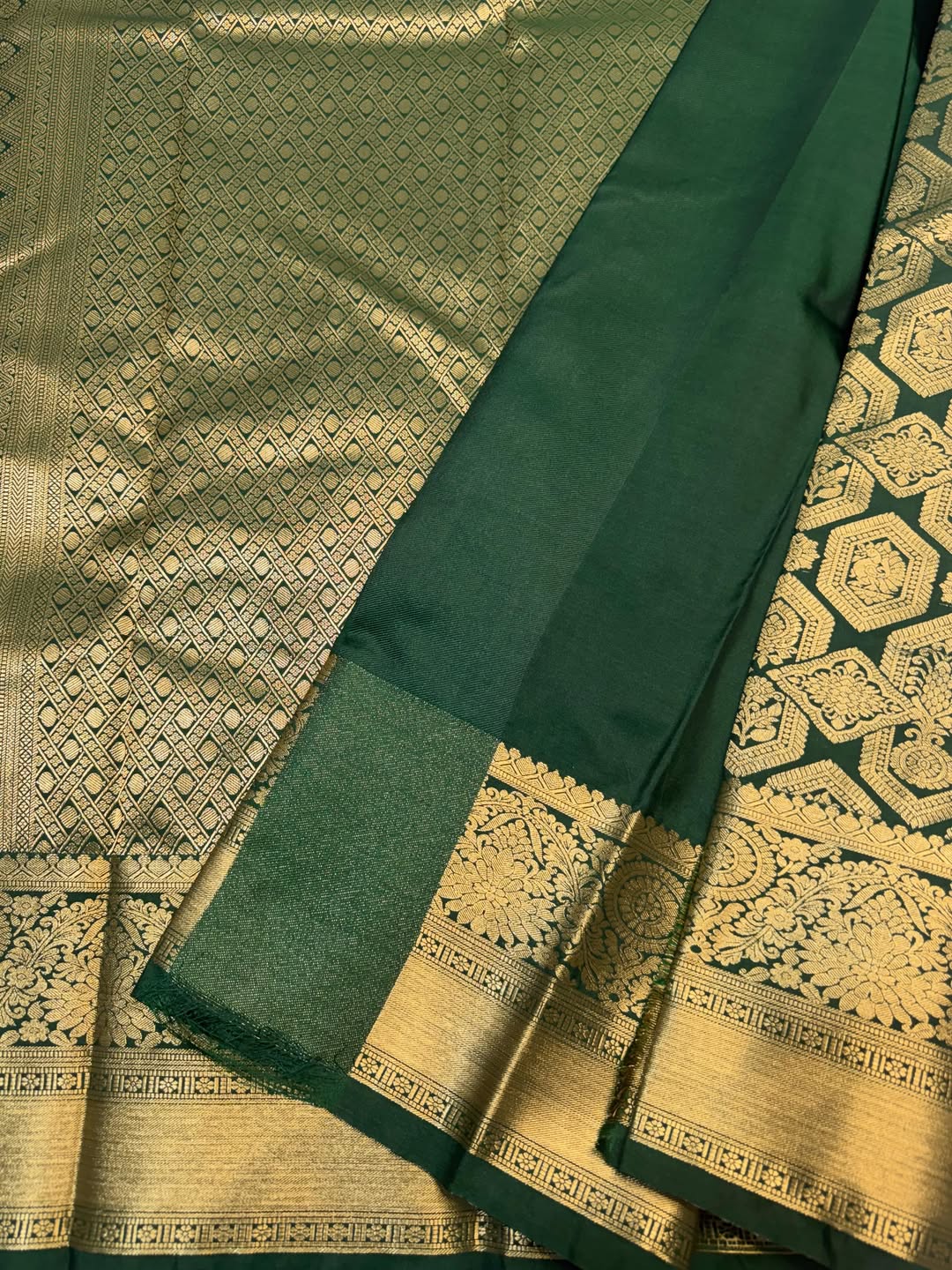 Ideal Dark Green Pure Banarasi Silk Saree With Mellifluous Blouse Piece