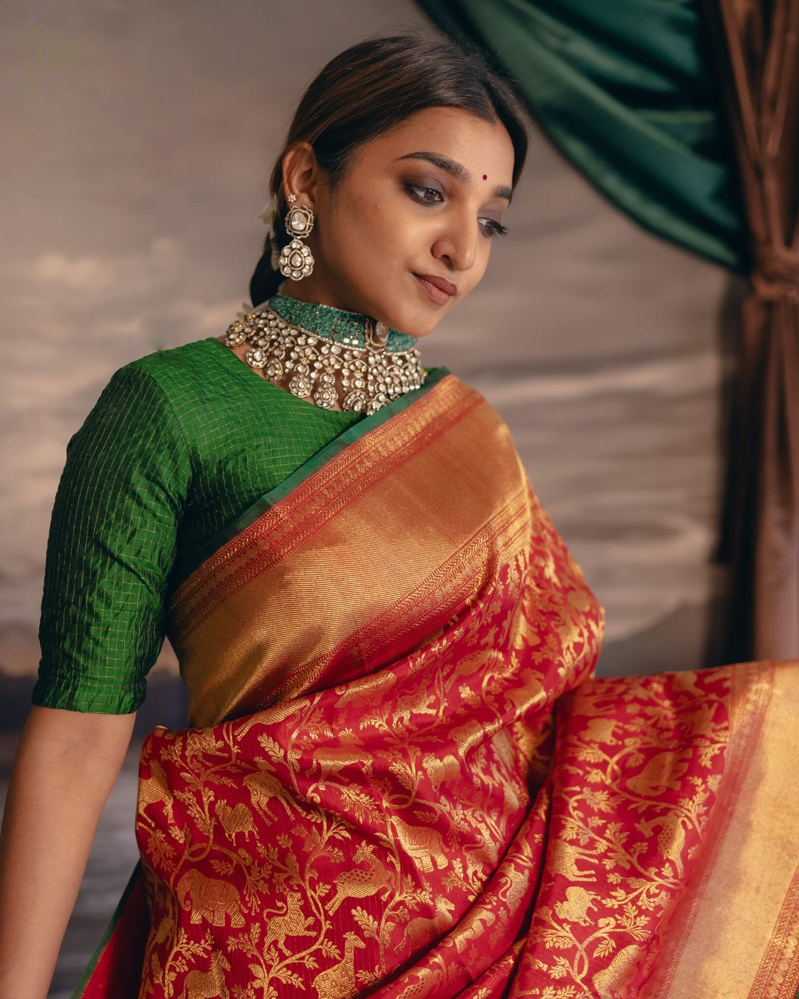 Fancifull Red Pure Banarasi Silk Saree With Mesmeric Blouse Piece