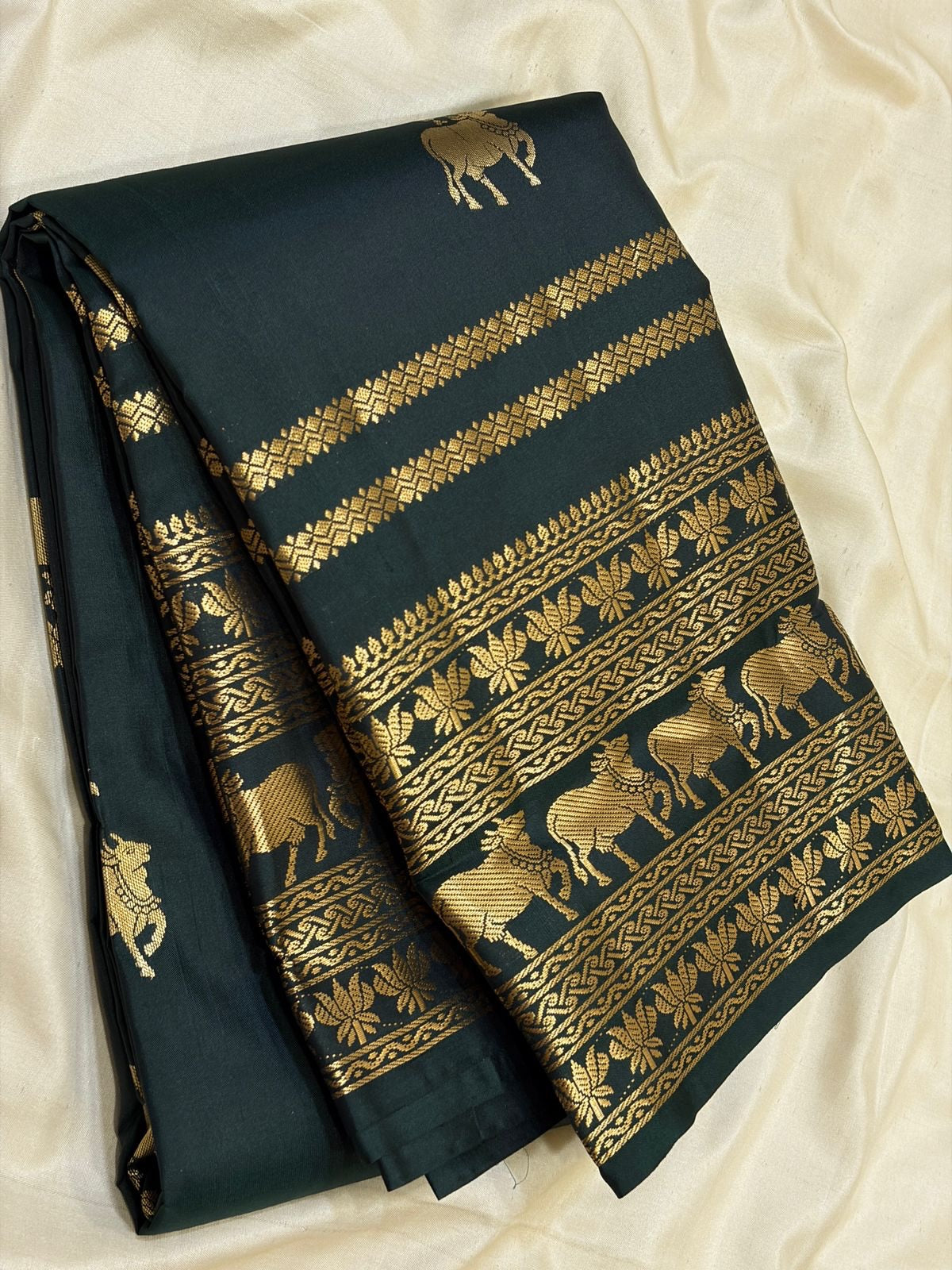 Devastating Dark Green Pure Banarasi Silk Saree With Engrossing Blouse Piece