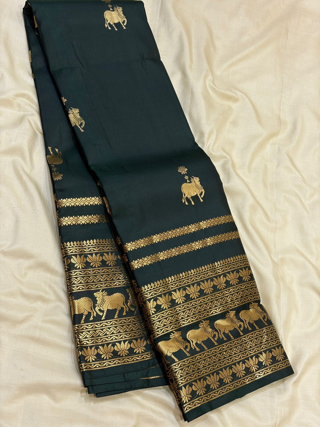 Devastating Dark Green Pure Banarasi Silk Saree With Engrossing Blouse Piece