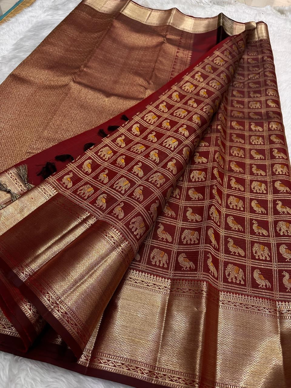 Majesty Maroon Pure Banarasi Silk Saree With Captivating Blouse Piece