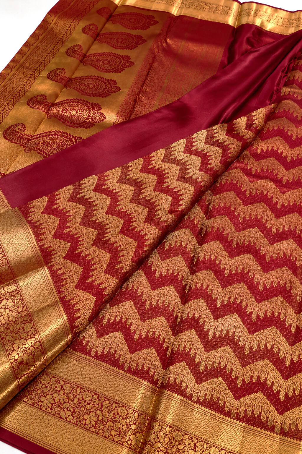 Glorious Red Pure Banarasi Silk Saree With Desuetude Blouse Piece