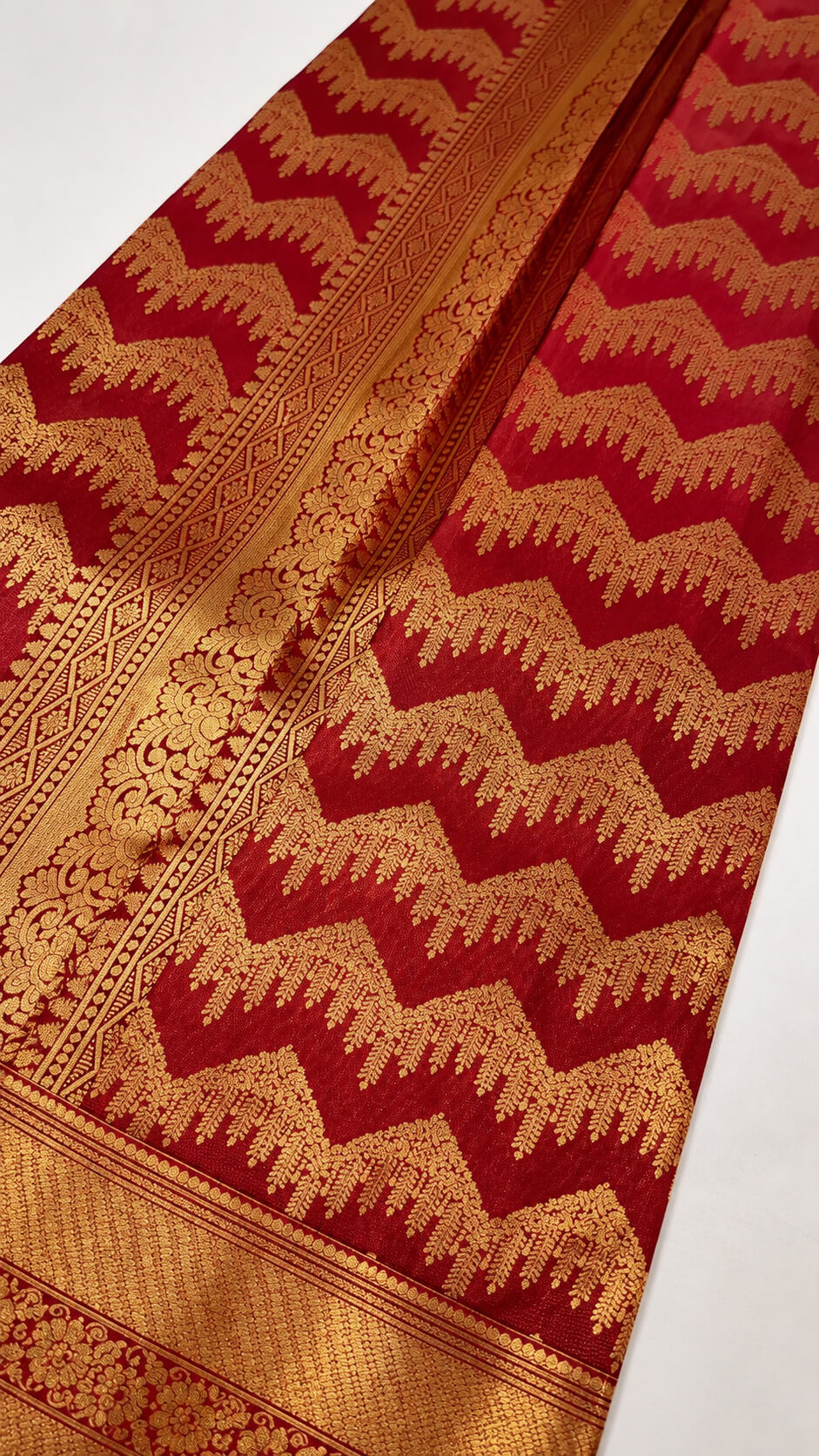 Glorious Red Pure Banarasi Silk Saree With Desuetude Blouse Piece